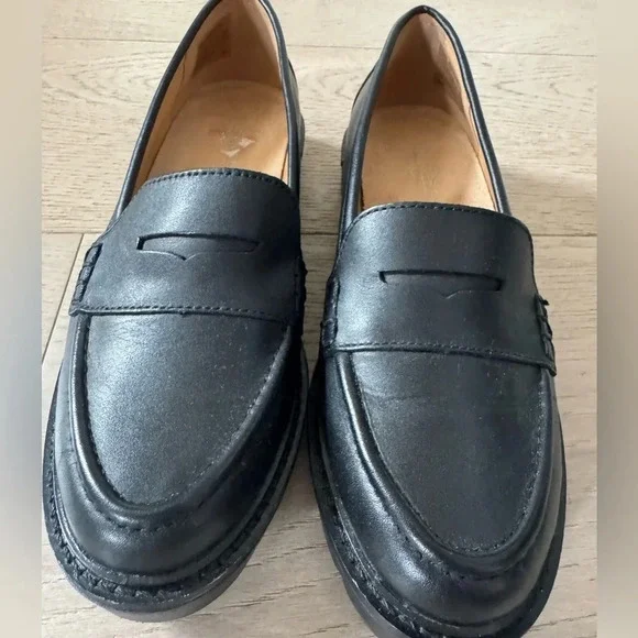 NWOT ROCKPORT WOMEN'S KACEY PENNY LOAFER
Size 6 - Picture 4 of 9